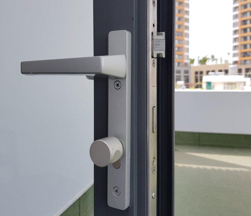 Khóa cửa nhôm kính đa điểm